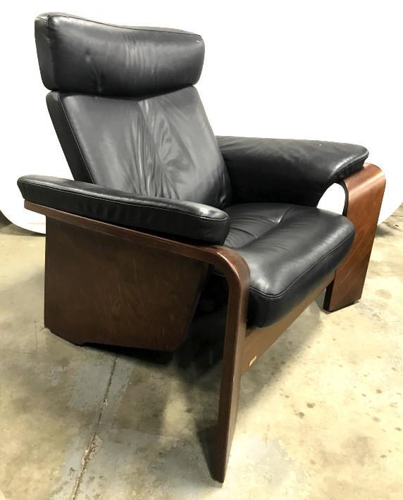Pair EKORNES Stressless Pegasus MCM Armchairs: Pair of EKORNES Stressless Pegasus Large Arm Chairs. Recliner chair with a solid natural wood frame. The seat is upholstered in black leather. Adjustable headrest. The seat also has the flexibility of