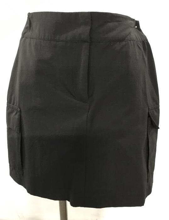 Black Skort, Designer CHRISSIE by TAIL: Tennis or golf Size 6 skort with two front snap buttons and zipper. Two large front pockets. Stretch fabric, nylon & elastic. 16.5 in length. Short rise is 6 in. In design for 40 years. Made in Colomb