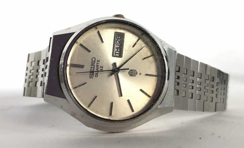 Silver Toned SEIKO Men’s Wristwatch w Original Box: Silver Toned SEIKO Men’s Wristwatch. Contains some scratches. Measures approx 3.5 inches long doubled. In original box. wristwatch, mens fashion accessory 6