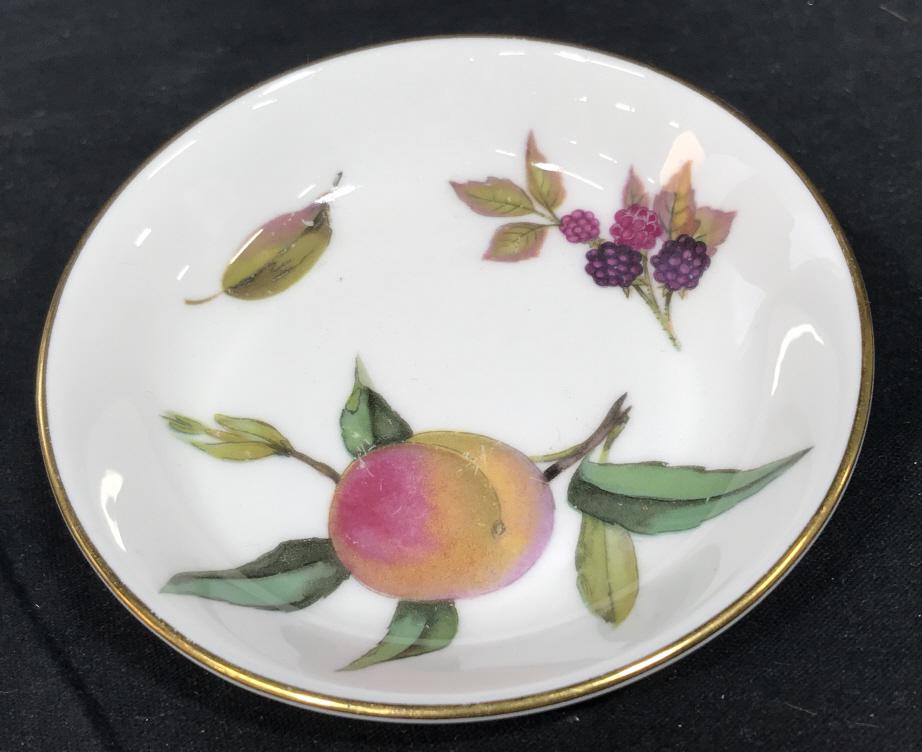 Royal Worcester ARDEN Porcelain Small Dish: Marked on underside for Royal Worcester 1974 Porcelain teabag Dish in Arden Design. Peach and berry motifs against white background and gold tone trim. Measures approx 0.75 inches in height by 4 inche