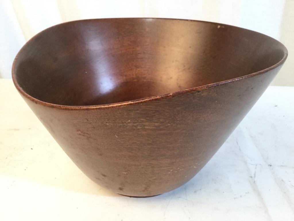BEYCOR WOODCRAFT Hand Rubbed Mahogany Bowl: Underside of piece is marked BEYCOR WOODCRAFT NY GENUINE MAHOGANY HAND RUBBED. Measures approx 7 inches tall 12 inches wide. salad bowl, centerpiece bowl, tableware, fruit bowl, tabletop accessory 6.