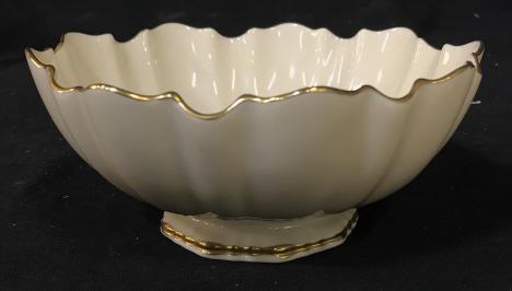 Vintage LENOX Porcelain Candy Dish: Lenox Bowl With Gold Toned Accent rims. Is approximately 2.5 inches tall and 6 inches in diameter. Needs to be cleaned. Ruffled looking rims. Vintage bowl, decorative bowl, vintage porcelain, tablewar