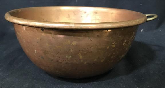 Vintage Copper Toned mixing bowl: Possibly made from copper. Measures approximately 9 inches in diameter. Height is approximately 4 inches. Needs cleaning. Mixing bowl, metallic bowl, copper bowl, vintage, vintage bowl, Cookware, vint