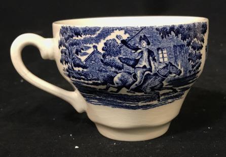 Collectible colonial scene tea cup: Collectible colonial coffee mug / tea cup. Blue ink on white porcleain / ceramic. Measures approximately 2.75 inches in height and 3.5 inches in diameter. Unknown brand or trademark. Needs cleaning. C
