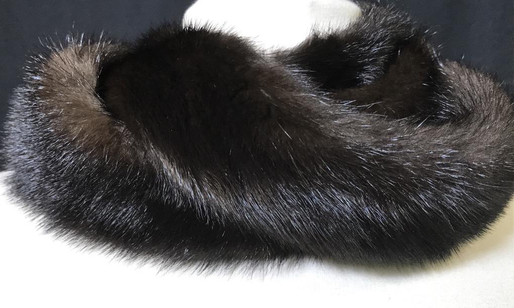 Luxury Vintage Mink Fur Stole Scarf: Luxury vintage fashion accessory. Dark brown, black fur, possibly mink. Measures approx 72 inches in length. Pelt is in good condition. Vintage fashion accessory, fur scarf, stole, Shawl, outdoor cold