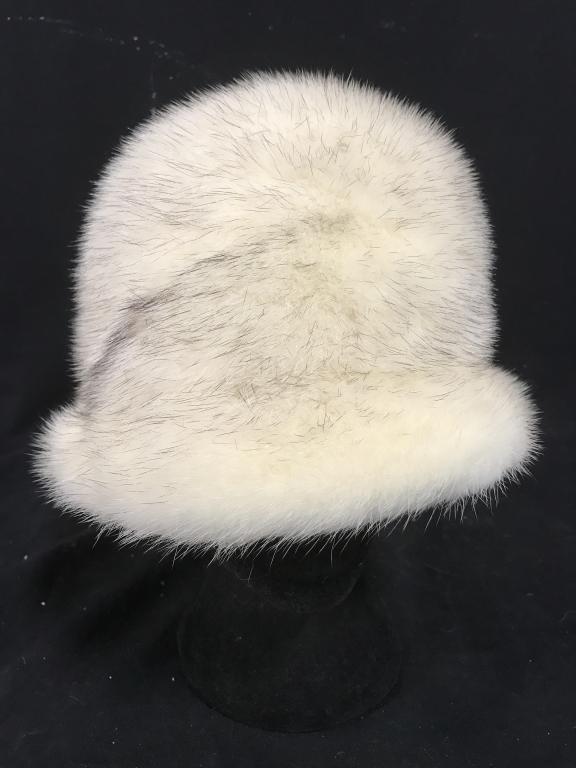 Miss Alice Lord & Taylor Luxury Mink Fur Hat: Inner band marked for MISS ALICE for LORD & TAYLOR Vintage luxury ladies’ fur brim hat. White/cream tone mink fur. Headband Measures approx 7 inches in diameter. Lot includes hat box without lid. La