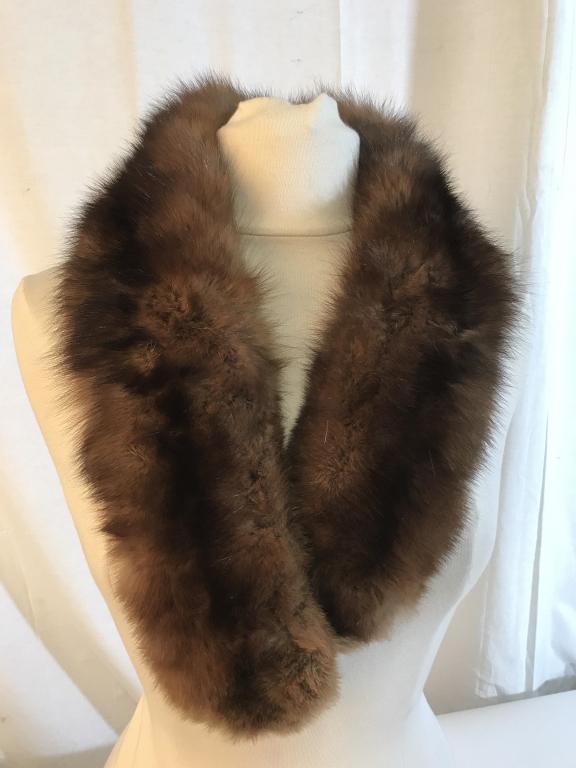 Luxury Vintage Fur Scarf, Stole: Luxury vintage fashion accessory. Brown tone fur, possibly mink. Measures approx 36 inches in length. Pelt is in good condition. Vintage fashion accessory, fur scarf, stole, Shawl, outdoor cold weathe