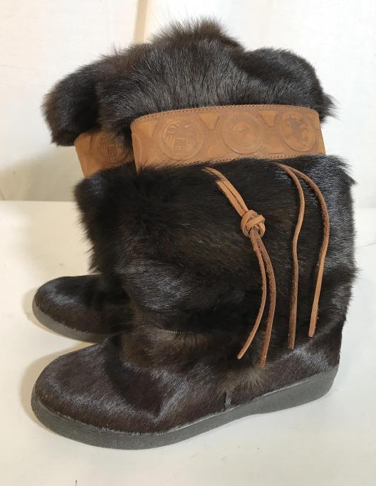 LUXURY PAJAR SNOW BOOTS SIZE 40: Size 40 PAJAR snow boots. Made in Montreal. Decorative leather wrap around towards the top of the boot. Genuine product label inside boots. reads PAJAR logo on bottom sole of boot. Snow boots, pajar,