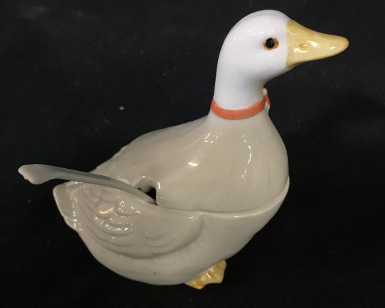VINTAGE HANDCRAFTED OTAGIRI 1983 Goose Sugar Dish: Goose sugar container made in Japan. Lid is chipped. Comes with Spoon. Measures approximately 5.5 inches in height. Needs cleaning. Sugar container, goose, goose collectible, ceramic, ceramic collecti