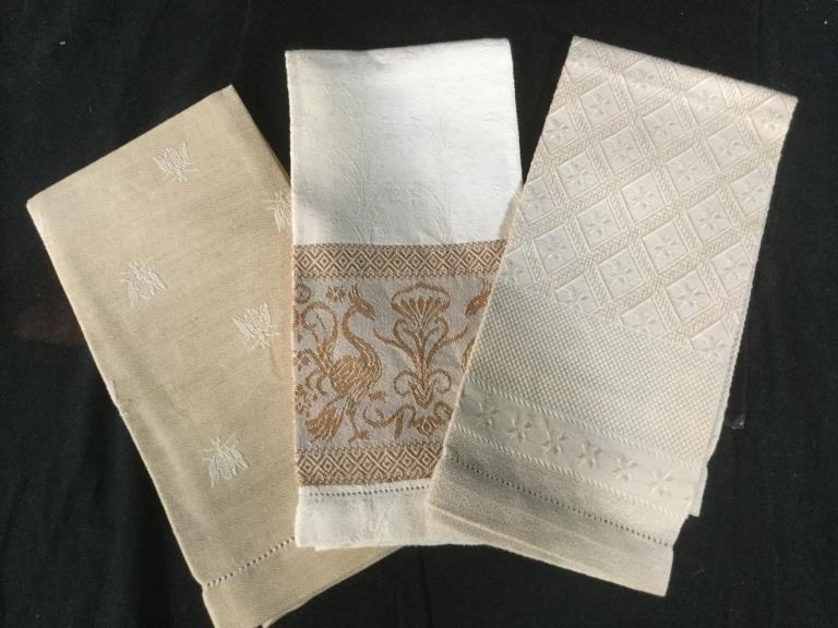 Lot 6 - Linen & Tapestry Cloth Linens: Lot of towelettes for guest bathroom, Napery or dish towels. Three different designs in pairs, Total 6 . Like new, Possibly never used. No marks, discoloration, rips or loose threads. Two pairs are a