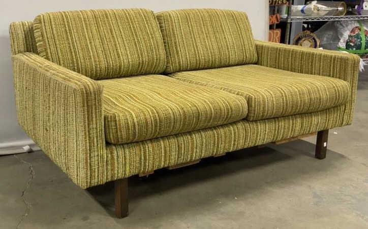 MCM Sofa by Directional Design, Sedgefield, USA: Mid century modern sofa, original tweed fabric, label reads directional design by Sedgefield, Sedgefield furniture company, high point North Carolina, USA, love seat, couch, sofa, trim lines, home fur