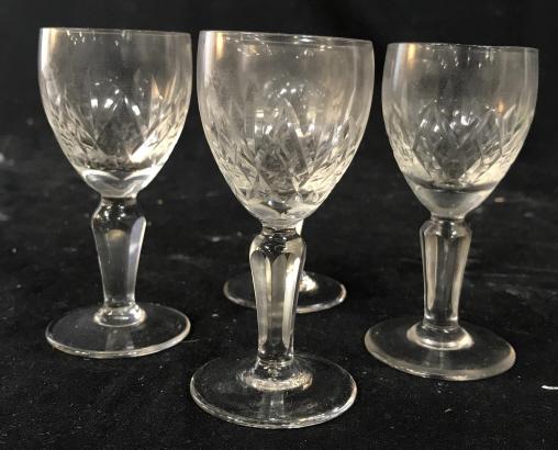 Vintage aperitif cordial barware set of 4: Vintage aperitif cordial barware. Set contains 4 pieces. Each piece stands at approximately 4 inches tall. Aperitif, cordial, barware, glasses, cordial glasses, aperitif glasses, vintage glasses, vint