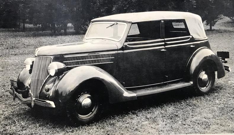 Vintage B&W Photographic Art Print Of Automobile: Black and white photographic art print of vintage automobile. Print is unframed. Measures approx 12 inches in height by 18 inches in width. Decorative wall art, car art, vintage automobile art. 7