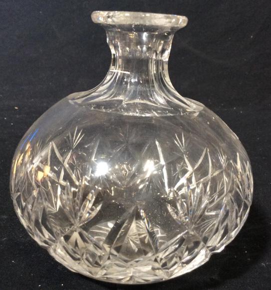 Vintage Cut Glass Decorative Vessel c.1930: Decorative glass vessel circa 1930. Line cut glass design. Approximately 4.5 inches tall. Brand/artists unknown. Glass, decorative glass, collectible glass, glass vessel, decorative vessel, vessel, cu