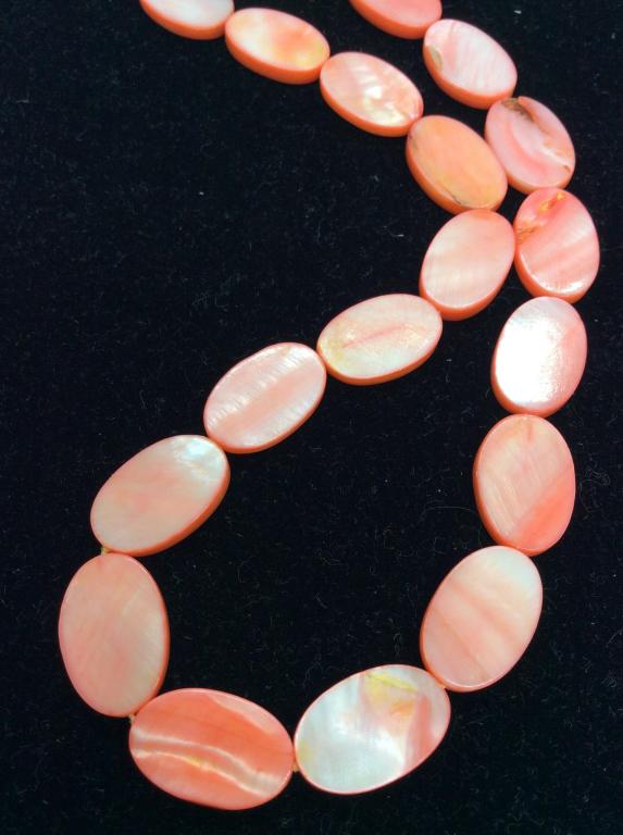 Pink Toned Shell Beaded Necklace: Bright pink toned polished shell beads, hangs approx 8 in. Ladies vintage costume estate jewelry, costume jewelry, wearable fashion accessories, 4