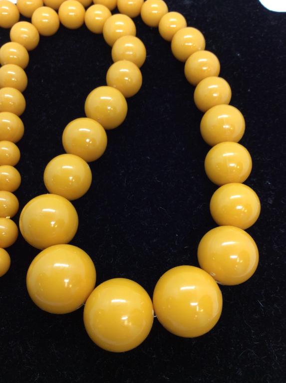 Composite / Bakelite Beaded Necklace: Orange toned, beads appear to be Bakelite or composite material, hangs approx 13 in. Ladies vintage costume estate jewelry, costume jewelry, wearable fashion accessories, 4
