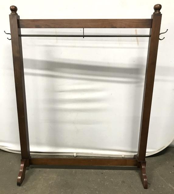 Vintage Wooden Standing Garment Rack: Vintage wooden standing garment clothing rack with metal bar rack and brass metal side hooks. Measures approx 60 inches in height by 47.25 inches in width by 17.5 inches in depth with bottom feet supp