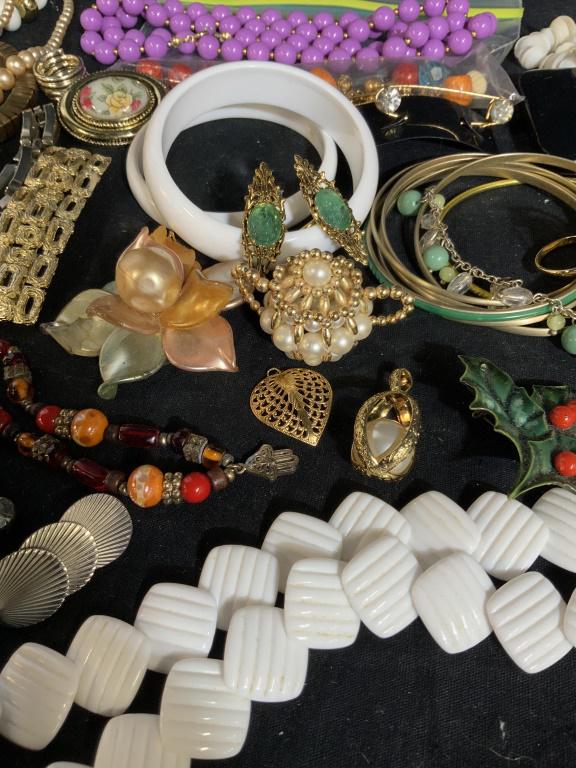 Group Lot Vintage Costume Jewelry: Lot includes puns, brooches, bracelets, rings, charm bracelet, beaded bracelets, stick pins, pendants, watch bands, sweater clip, vintage jewelry lot, ladies vintage costume jewelry