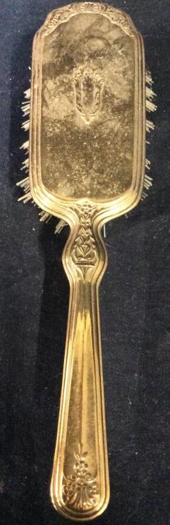 Vintage Gold Toned Hair Brush: Hair brush is gold toned. Appears to possibly be brass & Bakelite. Piece measures approx 8.5 inches long 2 inches wide. vanity accessory, hair brush 6