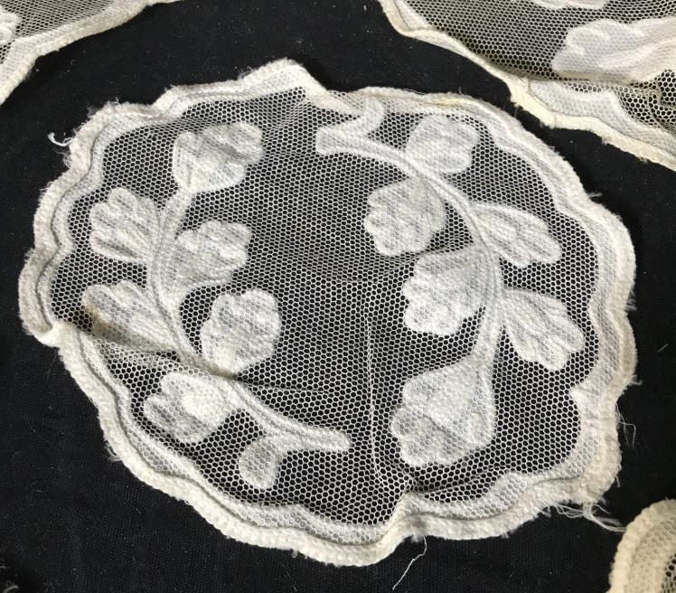Mid Century Tat & Appliqué Tablecloth & Doilies: Set 6. OTTAVIA Round Tablecloth with scrolling leaf & flower pattern. Scalloped Edges. 36 in diameter. Assortment different sized doilies, matching pattern, cloth and color. No pulls or rips in Tablec