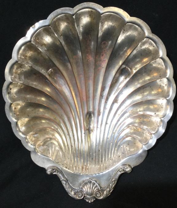 ENGLISH SILVER MFG CORP Shell Bowl: Underside of piece is marked ENGLISH SILVER MFG CORP MADE IN USA. Bowl is in the shape of a shell. Shell Bowl, Shell Platter, coquillage. Piece measures approx 16 inches long 14 inches wide 3.5 inches