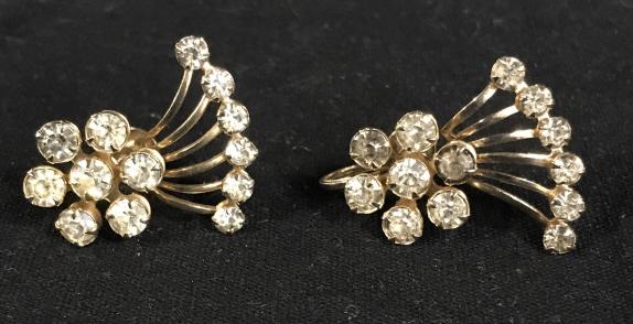 Vintage floral Rhinestones earrings: Screw style earrings with white rhinestines in a flower pattern. Each earring measures approximately 1 inch. silver toned settings, Vintage, vintage earring, jewelry, vintage accessories, jewelry, vin