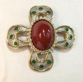 Kenneth Lane Cabochon & Chalcedony Statement Brooch: Care of Ralph Lauren/Carolee Head Jewelry Designer Showroom Inventory. Kenneth J Lane designer jewelry. Two in One piece- Brooch or Pendant. Large Center Cabochon (1.5 x 1 1/4 in) surrounded by twiste