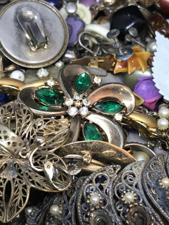 Jewelry Makers Costume Beads, Crystals, Group Lot: Comprised of vintage jewelry with beads, rhinestones, faux pearls from left over earrings, bracelets, brooches, etc. Up Cycle for new jewelry projects, arts & Crafts, Decorations,Holiday Items, play j