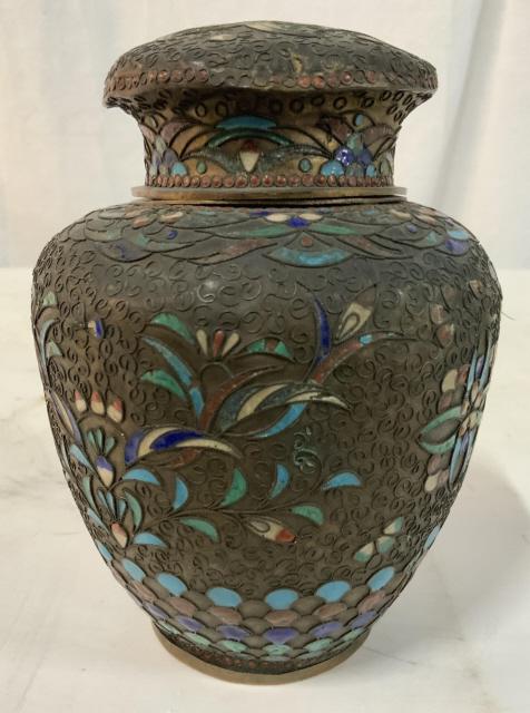 Cloisonné Lidded Vessel: Decorative arts, metal ware, vase, vessel, cloisonné Lidded Ginger Jar, measures app ht 6.5 inches diameter app 5 inches