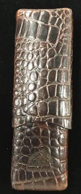 Vintage DOPP Reptile Style Leather Cigar Case: Cigar case, 2 pcs, one slides into the other. Measures 7 x 3 in. Dark brown leather. Leather a bit discolored on interior. No surface issues. Case reads ‘Genuine Leather’ with DOPP Accessories Emb