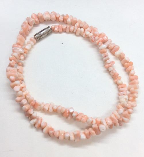 Pink toned Shell Bead Necklace: Pink toned natural Shell or coral bead necklace, Measures approx 8 in long from end to end, women’s vintage costume estate jewelry, fashion accessories, wearable accessory. 4