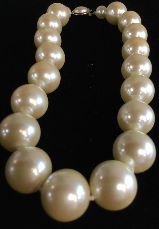 Royal Size Classic Pearl Style Choker Necklace: Warm cream color Pearescent beads, 3/4 in. rounds. Gold tone bezel square push clasp. 17 in. long. Some discoloration on a few beads, Gifts, Choker, royal pearl, costume pearl choker, classic large pe