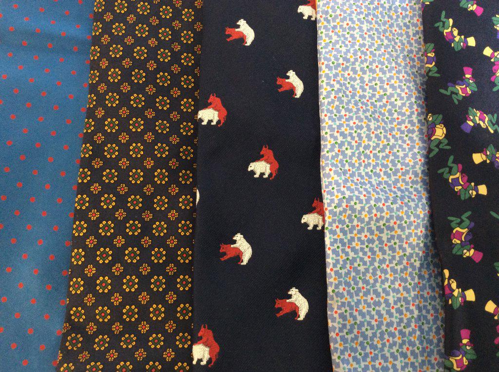 Lot 5 Patterned Mens Neckties: Lot of 5 men’s neck ties, patterns and manufacturers vary by tie. Manufacturers include PAUL STEWART, BOWRING ARUNDEL AND CO, MULLINS, SALVATORE FERRAGAMO, ANDERSON AND SHEPPARD. The longest tie mea