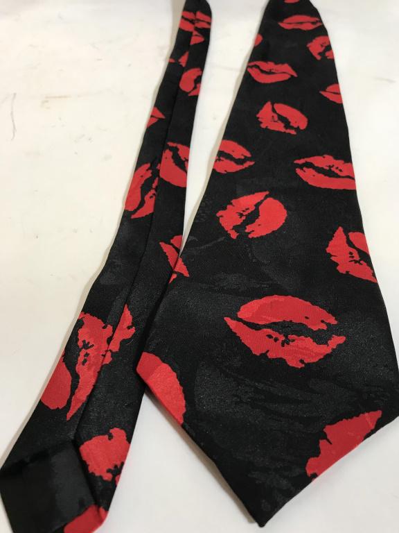 ‘ Hot Lips’ ANDALORO Dress necktie: Black background with red lipstick kisses as a pattern. Designer ANDALORO, 100 polyester, Possibly never worn. Wearables, Fashion Tie, Dress NeckTie, Novelty Tie, Collectible NeckTie, Men’s Accessor