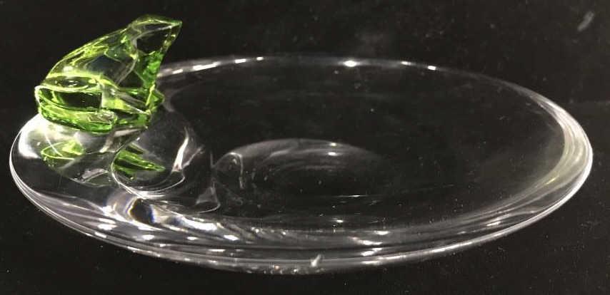 BACCARAT Crystal Art Glass Dish W Frog Figural: Dish is signed BACCARAT near frog figure. Frog figure is green toned. BACCARAT, BACCARAT FRANCE, Art Glass, Art Glass Dish, Art Glass frog, trinket dish, candy dish, home accent and decor, shelf piece