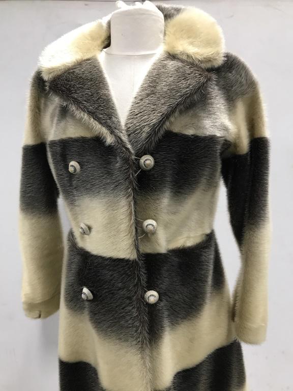 Pieles Ideal 2 Tn Fur Coat, Argentina: High End Argentinian Designer Francois Saber Pieles, who was the FENDI representative in Buenos Aires, has enjoyed an international reputation for his furs. Vintage Fur (unknown) from Argentina. Two t