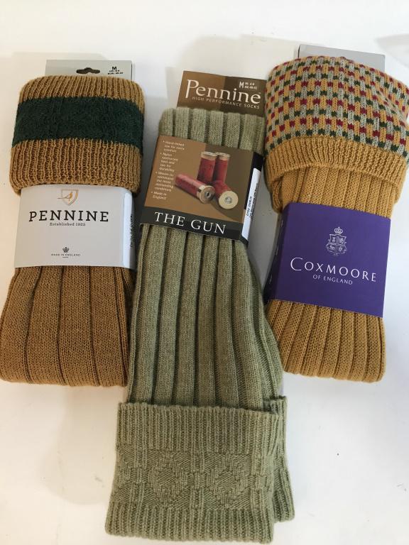 Lot 3 Designer English Long Knit Wool Socks, New: Men’s Sporting socks. Still in original packaging, 3 prs Of knit socks. 1 Pr Designer PENNINE ‘The Gun Sock’ Size UK M (6-8 or Eur size 40-42). High Performance Merino Wool, Angora & Nylon. Colo