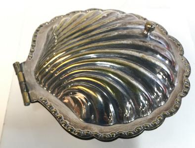 Sheffield Eng. Silver Pltd Clam Shell Caviar Dish: Vintage Silver Plated Clam Hinge Caviar Dish, c. 1950s. Interior glass dish is removable. Light discoloration on silver finish under glass. Bubble- footed on underside. Measures 5x 5 x 2 in. Trinket d