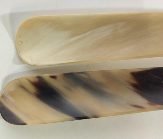 Set 2 Vintage JOHN LOBB Shoehorns: Set of 2 vintage JOHN LOBB shoehorns. The piece appear to be crafted from ox Horn. Each piece measures approx 20 inches long and 1.6 inches W. some wear is present due to age. Cow horn, bull horn, Oxe