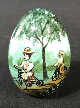 EGGSPRESSIONS Hand Painted ALAN TRAYNOR Egg: This piece is a decorative hand-painted Egg, the egg is crafted from wood. Signed on underside, reads Alan Trayno, label reads EGGSPRESSIONS The piece measures approx 2.5 inches H and 1.75 inches W. D