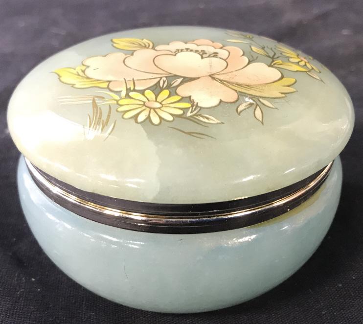 Hand Carved Italian Genuine Alabaster Trinket Box: Trinket Box has tag on underside which reads GENUINE ALABASTER HAND CARVED MADE IN ITALY. Piece measures approx 3.5 inches 2 inches tall. trinket dish pill box, decorative arts and accessories vanity 