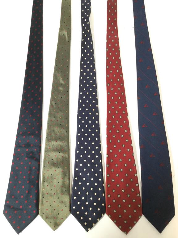 Lot 6 Assorted Silk Men’s Neckties: Includes brands such as PAUL STUART, ANDERSON & SHEPPARD & More. Neckties appear to be silk. Each piece has multi toned geometric detail. Ties in lot are Made in London France & Italy. Each measures a