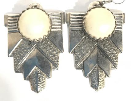 Vintage Costume Fashion Earrings: One clip pair has ‘kidney bean’ shape Design. Clip on, one clip loose. Art Nouveau Filigree Metal & Pearl Style Clip On. Pair pierced Art Deco Metal & Pearl Style Earrings. Need to add fish hook.