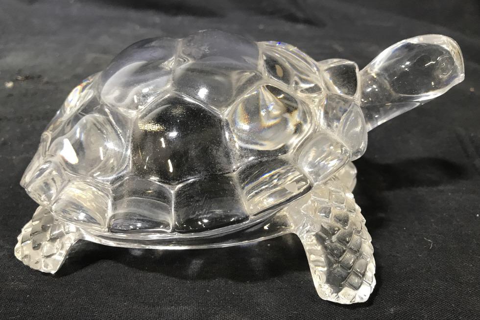 Art Glass Turtle Sculpture: Turtle appears to be Glass Possibly Crystal. Piece measures approximately 7 inches long 5 inches wide 3 inches tall. Decorative arts and accessories, tableware, tabletop decor Turtle sculpture, glass 