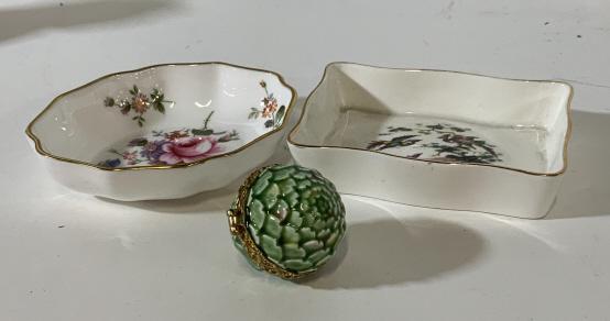 lot 3 Pill Box w Trinket Dishes: Group of 3 trinket box and dishes. Includes 2 trinket dishes and 1 trinket boxes. Trinket dishes measure approx 3.75 by 2.75 inches. Trinket box measure approx 1.5 inches tall. No chips or cracks evid