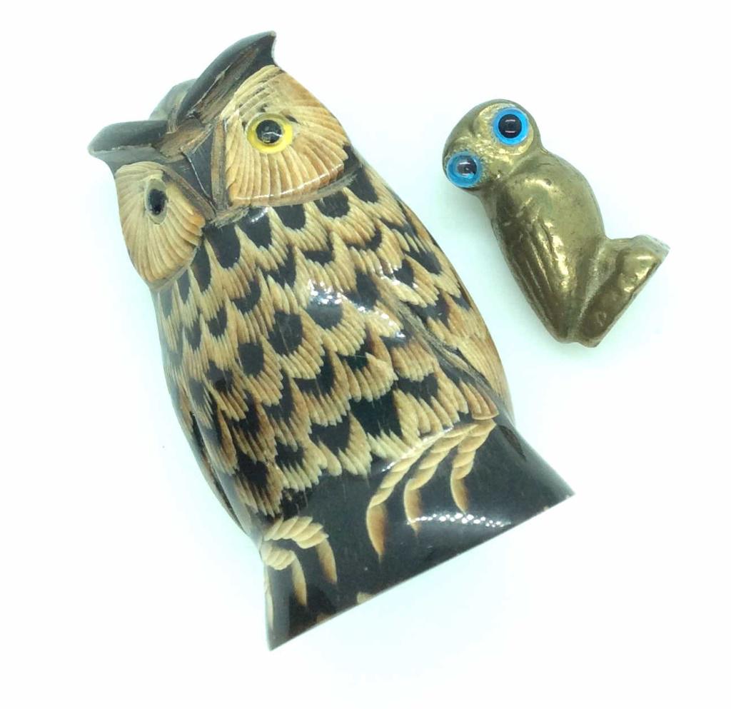 Lot 2 Owl Figurals: Omen composite material with etched details, 2 1/4 in tall. one brass toned metal with blue glass eyes, 1 in tall, Decorative arts and accessories, tableware, tabletop accessory, shelf piece collectib