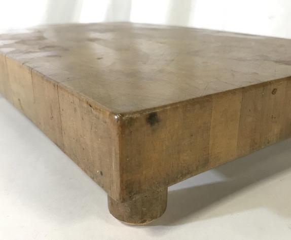 Vintage Footed Tabletop Counter Butcher Block: Thick butcher block wood for counter. 16 1/4 in long by 10 1/4 in wide. App 2.5 in high. A little wobble, 2 pegged feet missing plastic non slide cap. A few slight side cracks from use and age. Butche