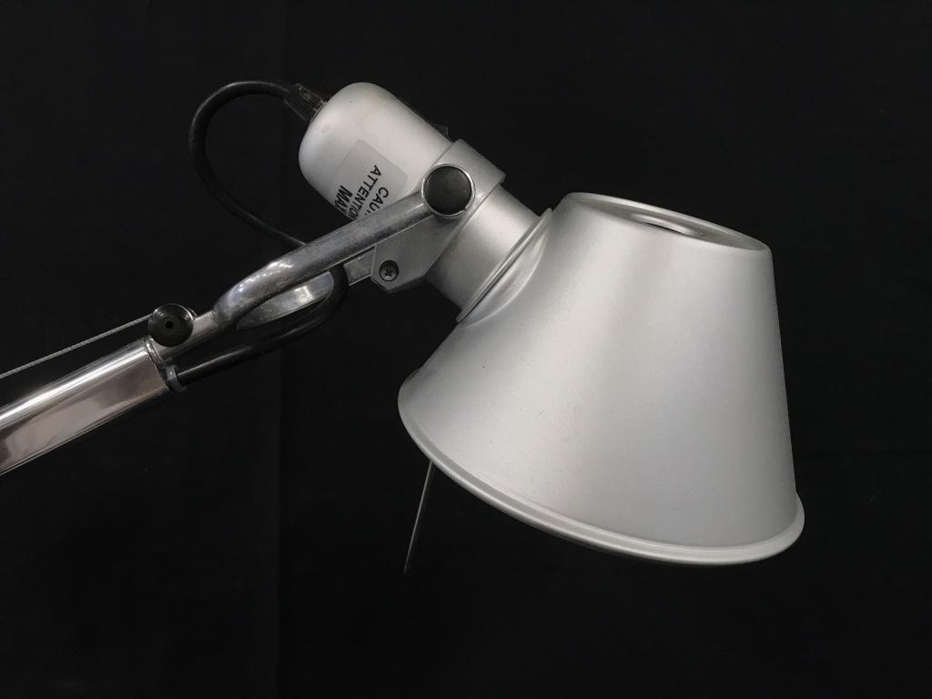 Artemide Tolomeo Classic Articulated Lamp: Artemide Tolomeo Classic Articulated Table Lamp design by Michele De Lucchi and Giancarlo Fassina. Tolomeo Classic is a table standing luminaire for adjustable direct lighting. A study in balance and