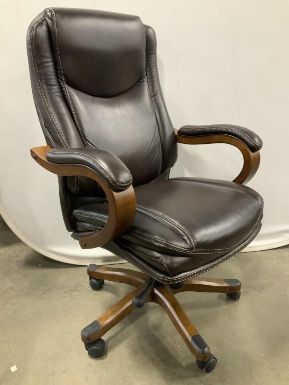 THOMASVILLE Wood & Leather Computer Chair: Ticket on side of chair reads THOMASVILLE. Chair appears to be genuine leather. Leather area is dark chocolate toned with cream toned stitching. Computer chair, desk chair, leather desk chair, thomasv