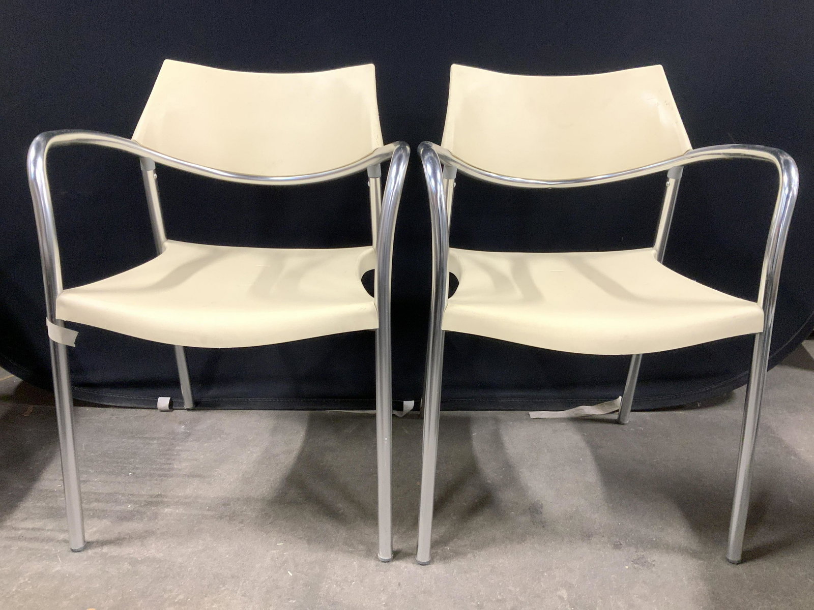 Pair AMAT SPLASH JORGE PENSI Mcm End Chairs: Undersides are marked AMAT DESIGN JORGE PENSI FOR AMAT MADE IN SPAIN. End chairs have mid century modern style. Chairs are cream toned with silver toned metal frame. Piece measures approximately 30 in
